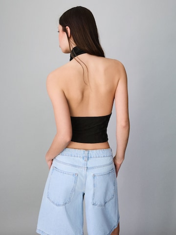 Top de la Bershka pe negru