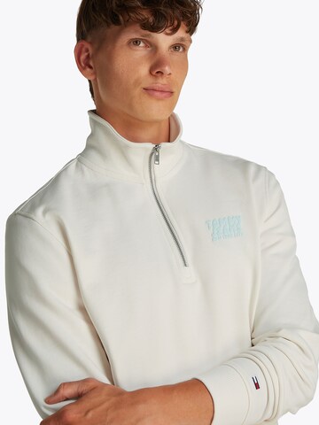 Felpa di Tommy Jeans in bianco