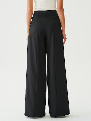The Fated Szeroka nogawka Spodnie 'ELVINA' w kolorze czarny: tył