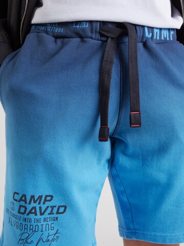 Regular Pantaloni de la CAMP DAVID pe albastru