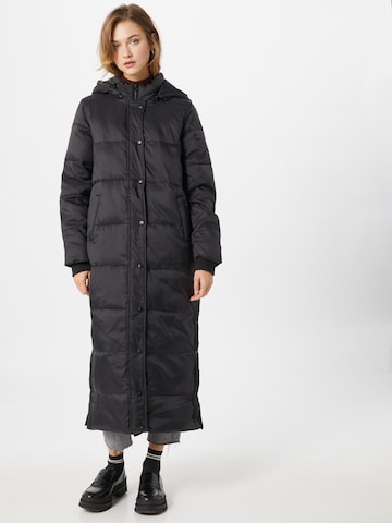 SISTERS POINT Winter Coat in Black: front