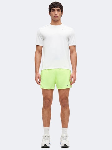 Tricou funcțional 'MILER' de la NIKE pe alb