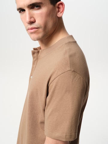 ABOUT YOU x Jaime Lorente Shirt 'Bruno' in Brown