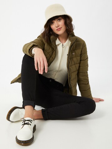 Tommy Jeans Kurtka zimowa 'Essential' w kolorze zielony