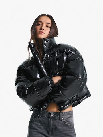 Geacă de iarnă de la Bershka pe negru: față