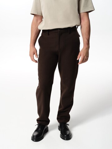 ABOUT YOU x Jaime Lorente Regular Trousers 'Leandro' in Brown: front