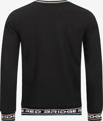 Redbridge Pullover 'Ontario' mit Brandlogo am Bundabschluss in Schwarz