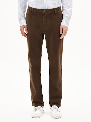 ARMEDANGELS Regular Chino Pants in Brown: front