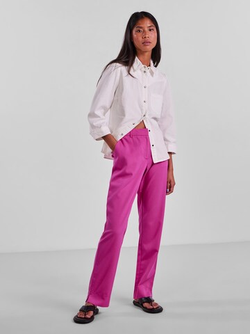 PIECES - Regular Calças chino 'Amalie' em rosa