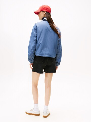 Tommy Jeans Демисезонная куртка в Синий