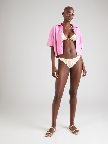Slip costum de baie 'Tropics' de la Hunkemöller pe alb