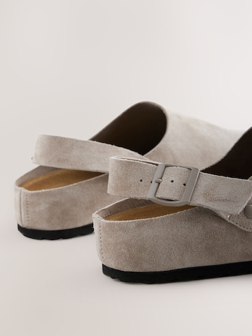 Clogs di Next in grigio