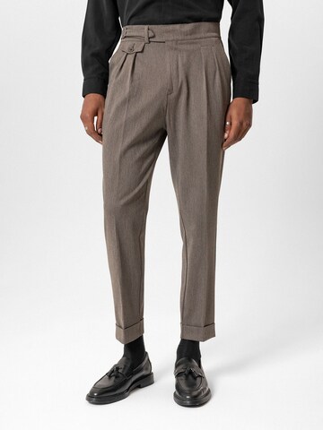 Tapered Pantaloni con pieghe di Antioch in marrone