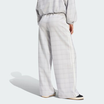 Wide leg Pantaloni di ADIDAS ORIGINALS in grigio