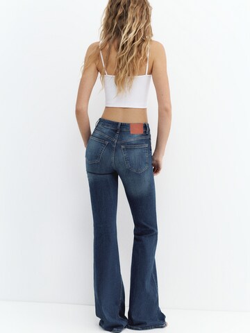 Pull&Bear Flared Jeans in Blau