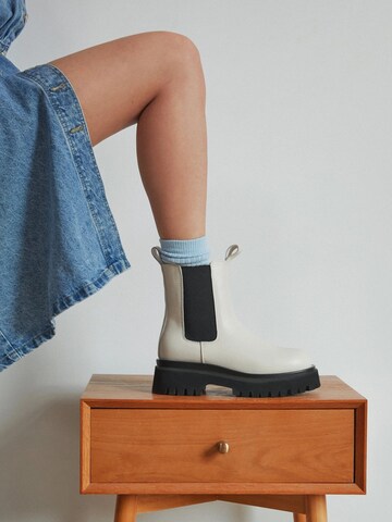 Estro Chelsea Boots '2501-02' in White