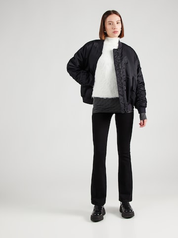 TOPSHOPFlared/zvonoliki kroj Traperice 'Jamie' - crna boja