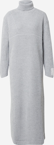 Karo Kauer Stickad klänning i grå: framsida