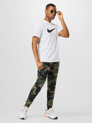 Tricou 'Swoosh' de la Nike Sportswear pe alb