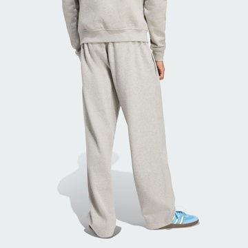 ADIDAS ORIGINALS - Loosefit Pantalón 'Trefoil Essentials' en gris