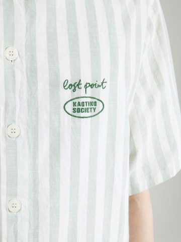 Kaotiko Regular Fit Paita 'BUT FIRST COCKTAILS' värissä vihreä