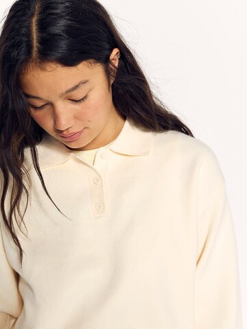 Bershka Sweater in White: front
