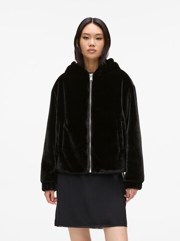 KARL LAGERFELD JEANS Talvitakki värissä musta: etupuoli