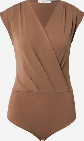 ABOUT YOU Blouse body 'Stina' in Bruin: voorkant