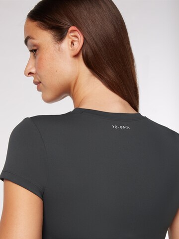 YO-GAYA Sporttop 'Short Sleeve Top' in Grijs