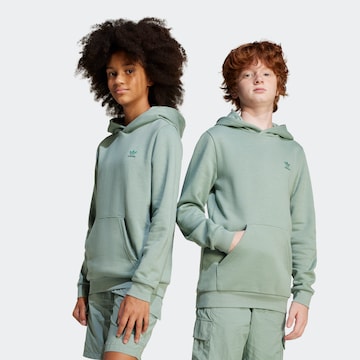 ADIDAS ORIGINALS Sweatshirt 'Essential' in Groen: voorkant