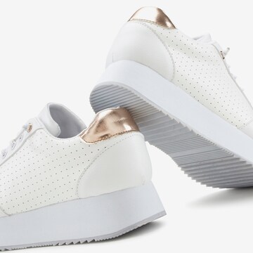 Baskets basses LASCANA en blanc