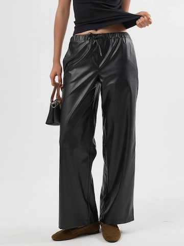 Busem - Regular Calças em preto: frente