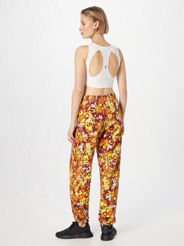 ADIDAS BY STELLA MCCARTNEY Дънки Tapered Leg Спортен панталон 'Floral Printed ' в оранжево