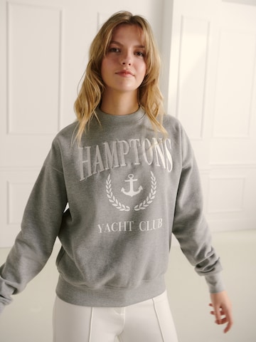 Guido Maria Kretschmer Women Sweatshirt 'Christine' in Grey: front