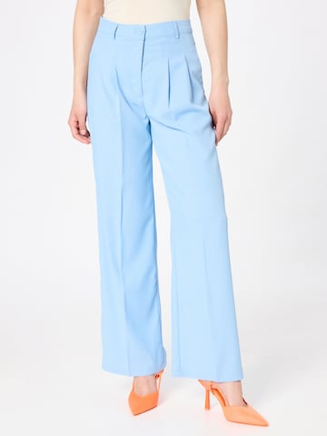 SISTERS POINT Regular Pleat-Front Pants 'VIGNA' in Blue: front