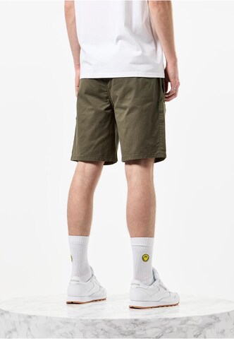 Weekend Offender Regular Shorts 'Uptown Unility' in Grün