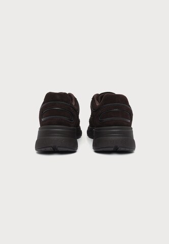 GUESS - Sapatilhas baixas em castanho