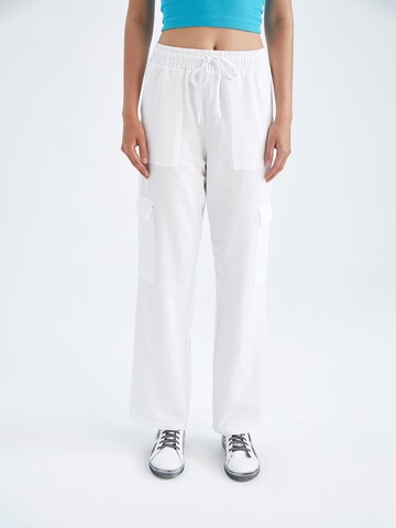 DeFacto Pants in White: front