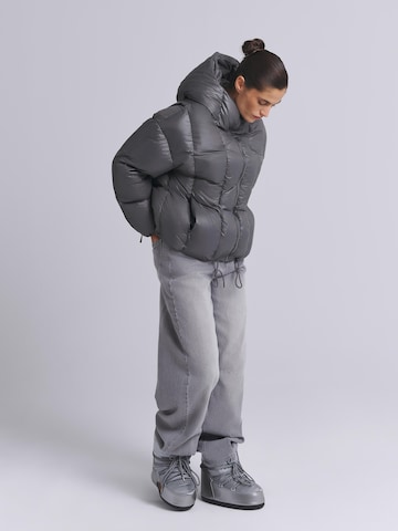 AEMMI Zimní bunda 'OVERSIZED RECYLED DOWN PUFFER JACKET' – šedá