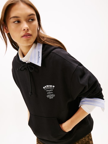 Bluză de molton de la Tommy Jeans pe negru