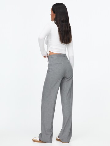 Loosefit Pantalon à plis Pull&Bear en gris