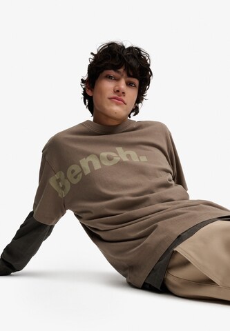 T-Shirt 'Bench x Superdry' BENCH en marron : devant