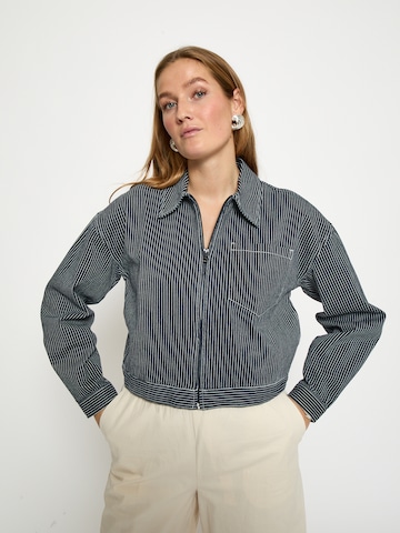 minus Välikausitakki 'Channi' värissä sininen