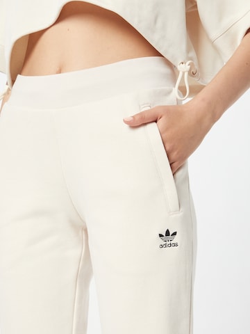 ADIDAS ORIGINALS Tapered Παντελόνι πιτζάμας 'Adicolor Essentials' σε λευκό
