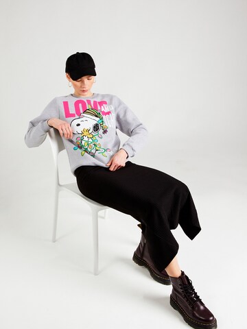PRINCESS GOES HOLLYWOODSweater majica 'Love and light' - siva boja