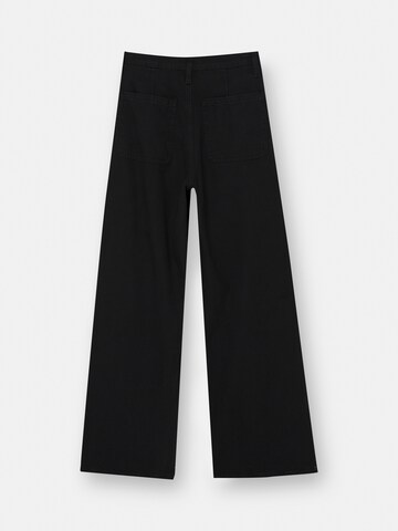 Pull&Bear Zvonové kalhoty Džíny se sklady v pase – černá