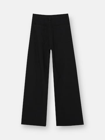 Wide leg Pantaloni cu cute de la Pull&Bear pe negru
