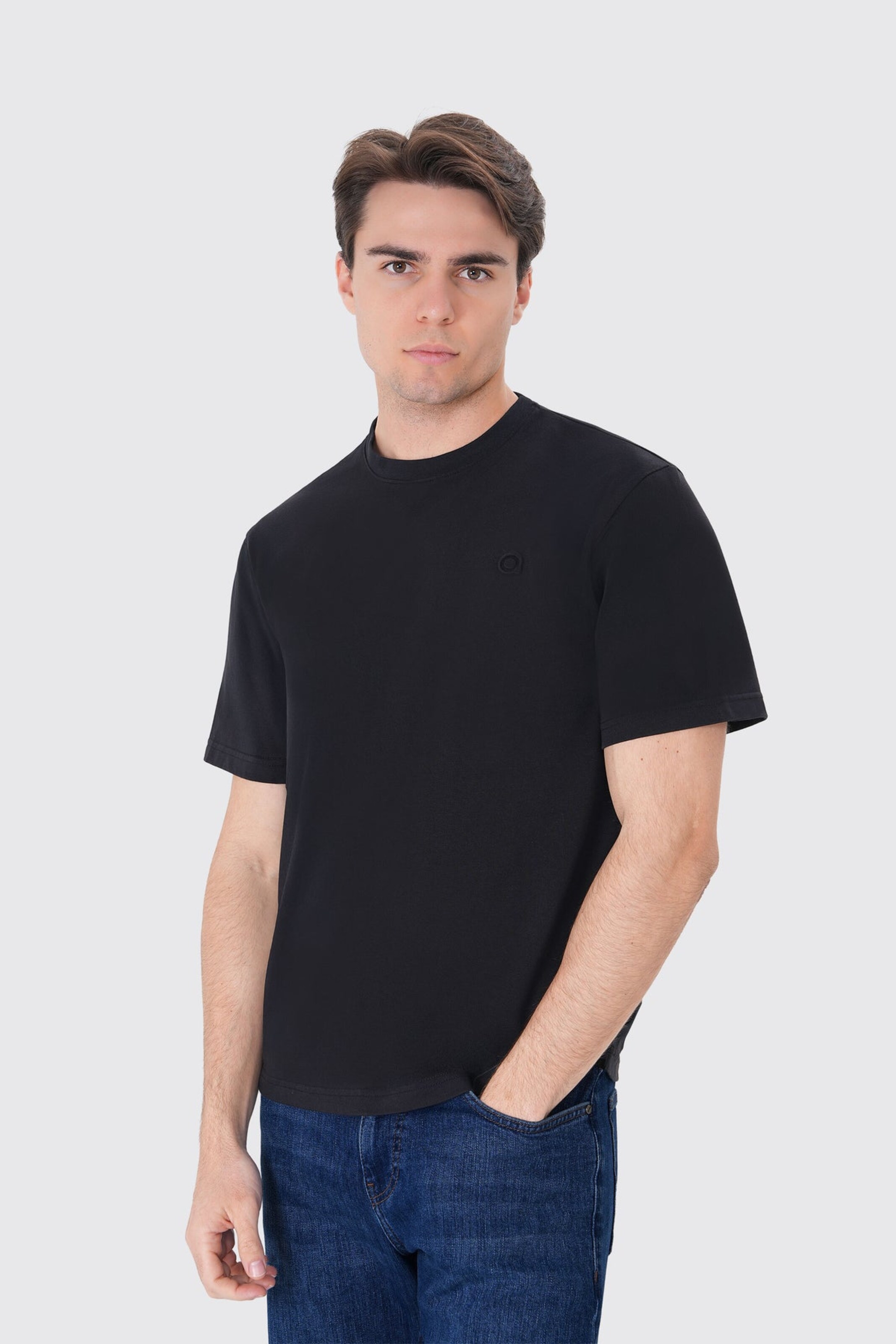 UNIQVIBE Shirt in Black: front