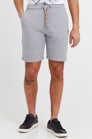 !Solid Regular Sweatshorts 'Nafko' in Grau: predná strana