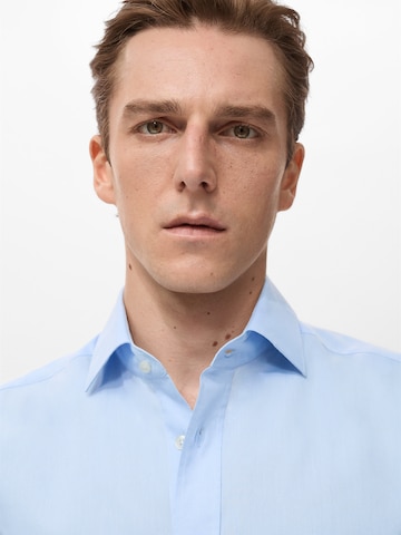 MANGO MAN Regular Fit Forretningsskjorte 'ZEUS' i blå